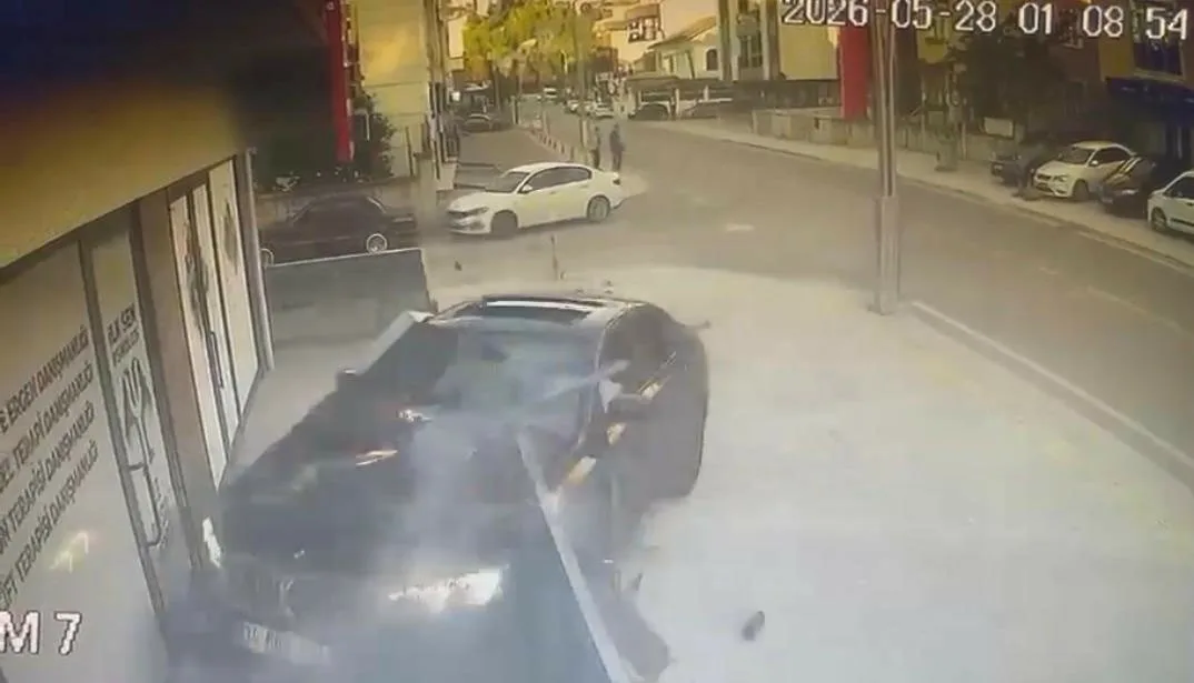 Kocaeli’nin İzmit ilçesinde kontrolden çıkan otomobil, psikolojik danışmanlık merkezine daldı.
