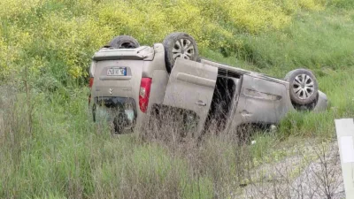 Bolu’da yağış nedeniyle kayganlaşan yolda kontrolden çıkan otomobilin takla atması