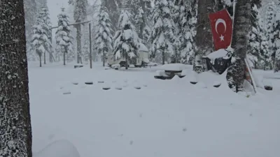Düzce’nin yüksek rakımlı bölgelerinde mayıs ayında aniden bastıran kar yağışı