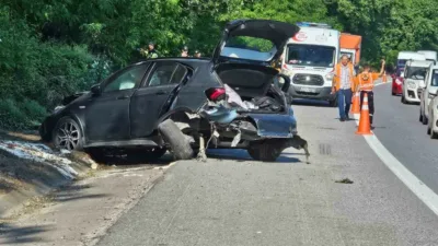 TEM Otoyolu’nun Sakarya geçişinde otomobil ile hafif ticari aracın çarpışması