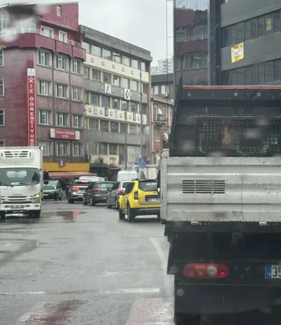 Zonguldak’ta yoğun trafik nedeniyle metrelerce kuyruk oluştu. Zonguldak’ta sabah saatlerinde