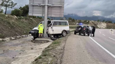 Ankara’nın Elmadağ ilçesinde minibüsün önce otomobile ardından tabelaya çarpması sonucu