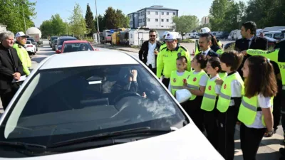 Kocaeli’de ilkokul öğrencileri, Trafik Haftası kapsamında sürücülere broşür dağıtarak trafik