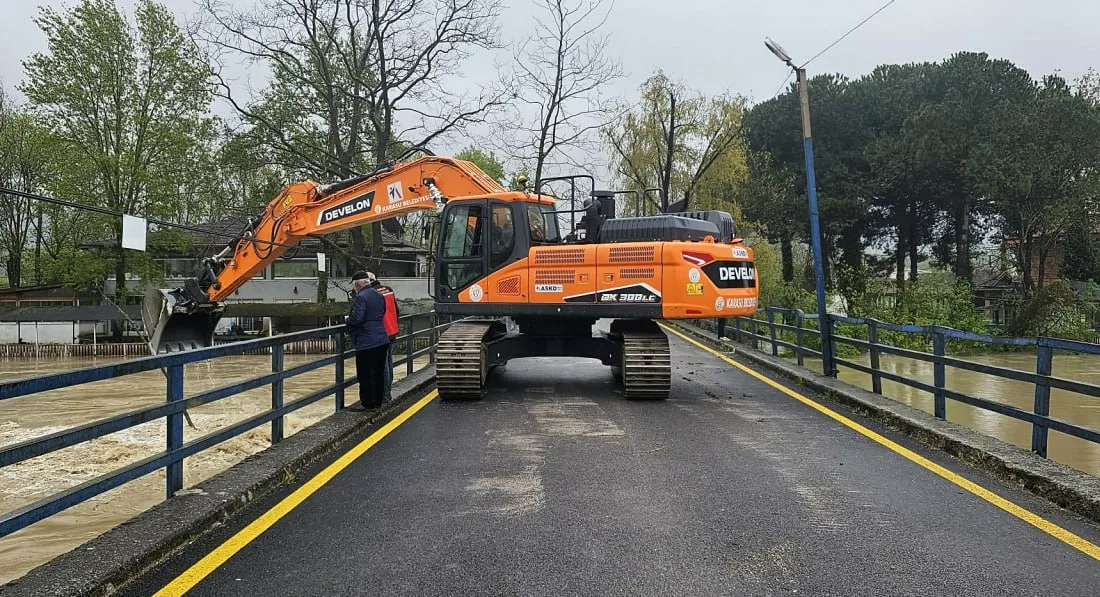 Sakarya’da günlerdir etkili olan şiddetli yağışlar sonrasında Sakarya Nehri’nin artan