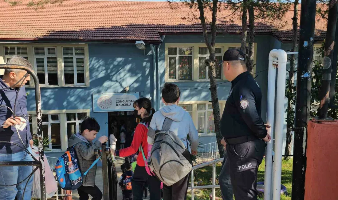 Zonguldak İlkokulu’nda öğrencilerle teneffüste ip atlayan polis memuru, gönülleri fethetti.