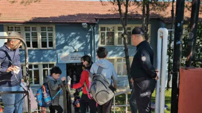 Zonguldak İlkokulu’nda öğrencilerle teneffüste ip atlayan polis memuru, gönülleri fethetti.