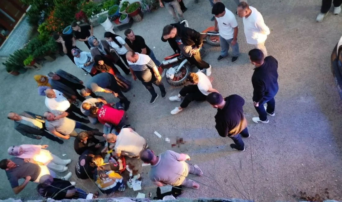 Sakarya’nın Karasu ilçesinde öndeki otomobili sollamak isteyen motosikletli, kontrolünü kaybederek