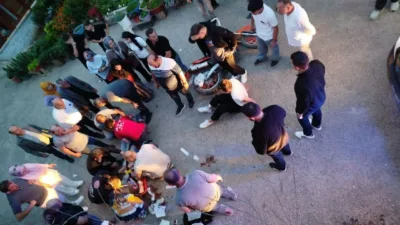 Sakarya’nın Karasu ilçesinde öndeki otomobili sollamak isteyen motosikletli, kontrolünü kaybederek