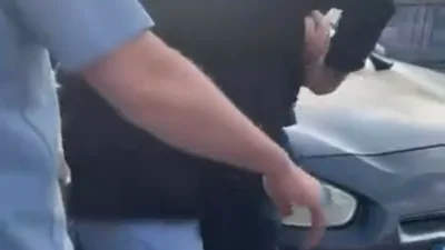 Ankara’da kendilerine küfür ettiğini ileri sürdükleri servis şoförünün önünü kesen