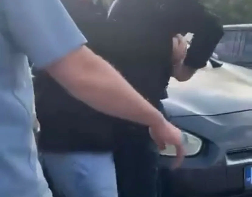 Ankara’da kendilerine küfür ettiğini ileri sürdükleri servis şoförünün önünü kesen