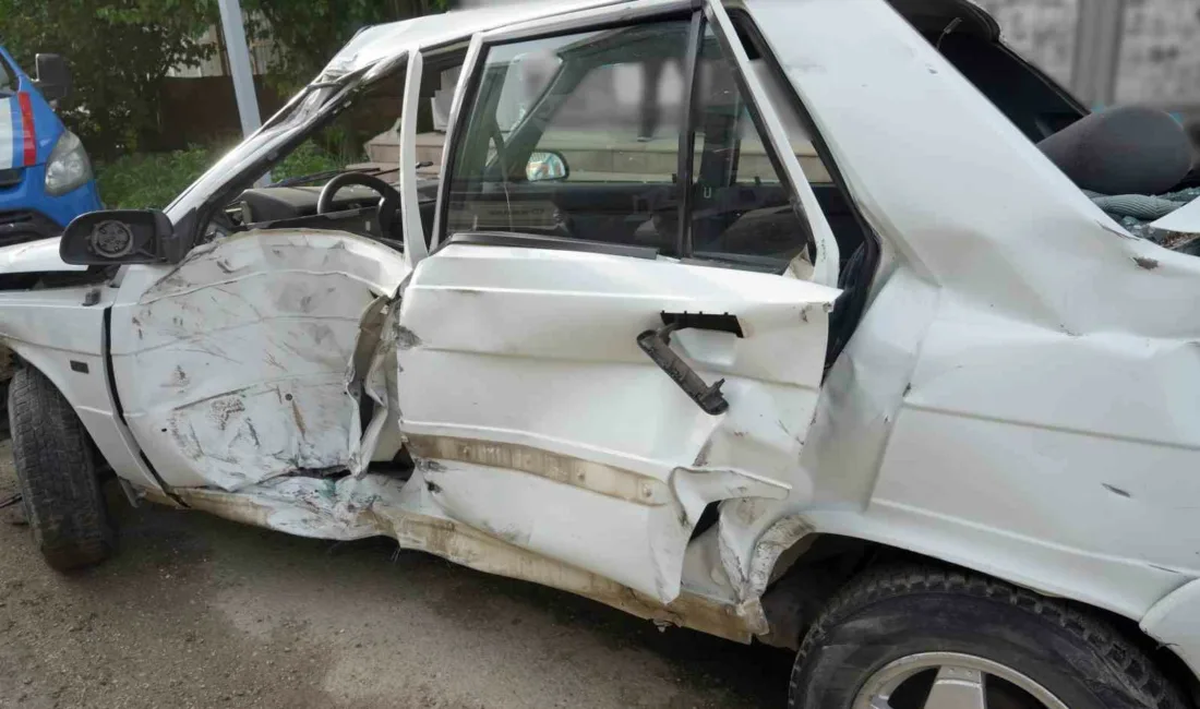 Kastamonu’nun Taşköprü ilçesinde kontrolden çıkan otomobil, park halindeki tıra arkadan