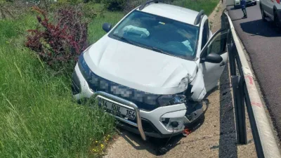 Bolu’da TEM Otoyolu’nda iddiaya göre sürücüsünün direksiyon başında uyuyakaldığı otomobilin