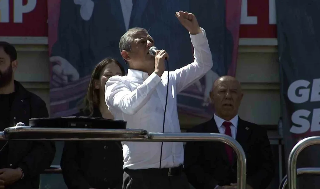 Cumhuriyet Halk Partisi (CHP) Ankara İl Başkanlığı önünde konuşan Özgür