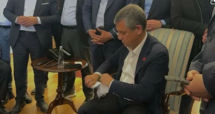 Mutlak butlan kararı ile CHP Genel Başkanlığı görevinden alınan Özgür