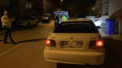 Bolu’da polis ekiplerince gerçekleştirilen trafik uygulamasında, denetim noktasını gören sürücü