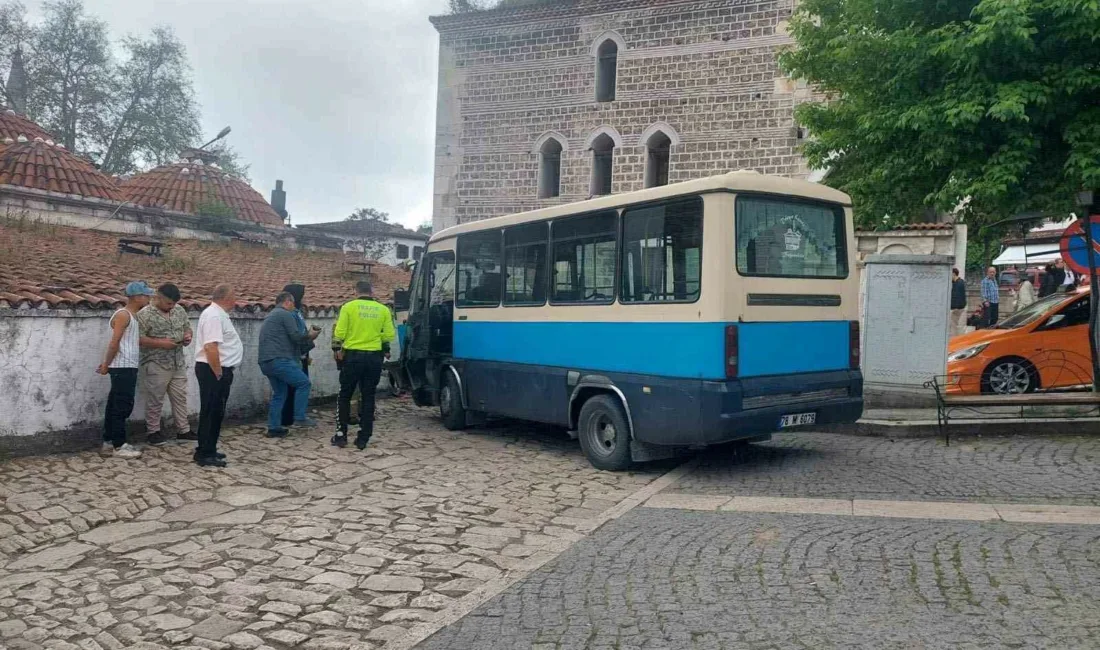 Karabük’ün Safranbolu ilçesinde freni boşalan yolcu dolmuşu, park halindeki otomobile