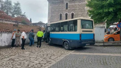 Karabük’ün Safranbolu ilçesinde freni boşalan yolcu dolmuşu, park halindeki otomobile