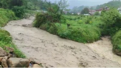 Karabük’ün Yenice ilçesinde etkili olan sağanak yağış sonrası derelerde su