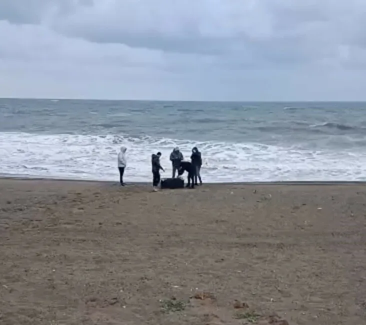 Sakarya’nın Karasu ilçesinde sahile vuran şüpheli çanta içerisinde 21,5 kilogram