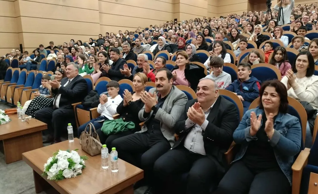 Zonguldak’ın Kozlu ilçesinde düzenlenen, “90’lar Konseri”nde sahneye çıkarak şarkı söyleyen