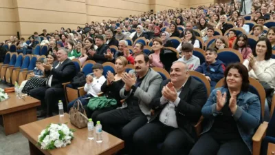 Zonguldak’ın Kozlu ilçesinde düzenlenen, “90’lar Konseri”nde sahneye çıkarak şarkı söyleyen
