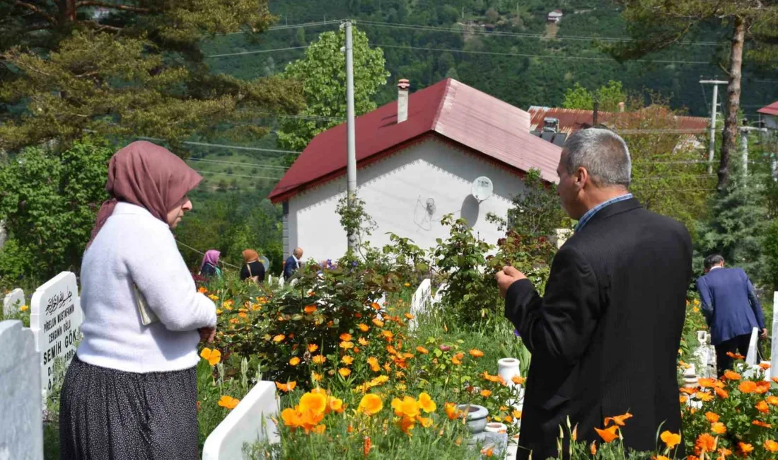 Sakarya’nın Hendek ilçesinde Kurban Bayramı arefesinde yakınlarının kabirlerini ziyaret eden