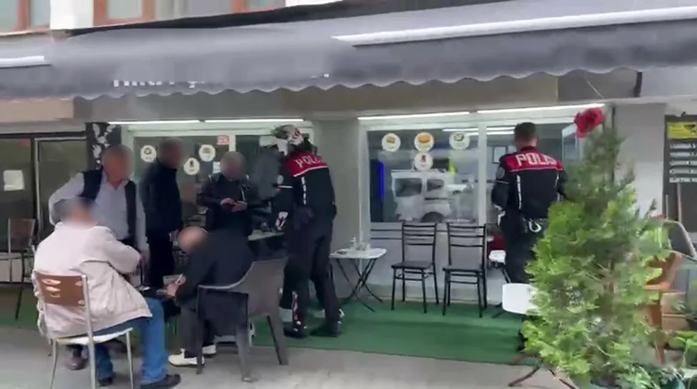 Sakarya’da polis ekiplerince düzenlenen fuhuş operasyonunda, çay ocaklarına gelen özellikle