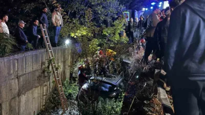 Sakarya’nın Serdivan ilçesinde meydana gelen kazada otomobil, yaklaşık 4 metre