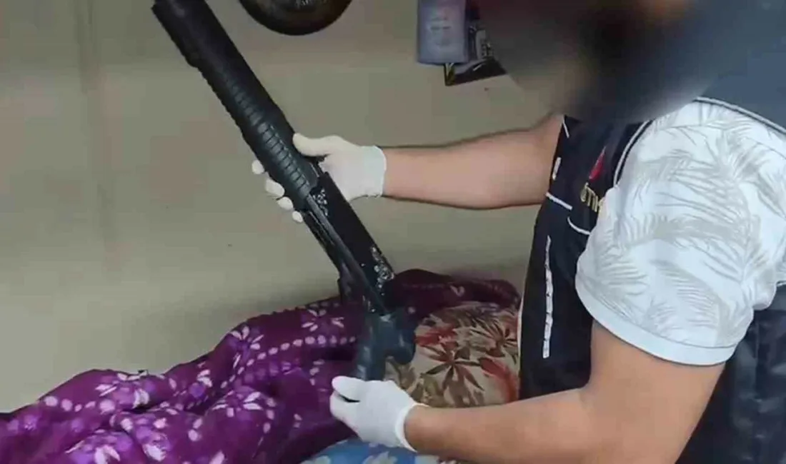 Sakarya’nın Erenler ilçesinde narkotik polisinin bir eve düzenlediği operasyonda kilolarca