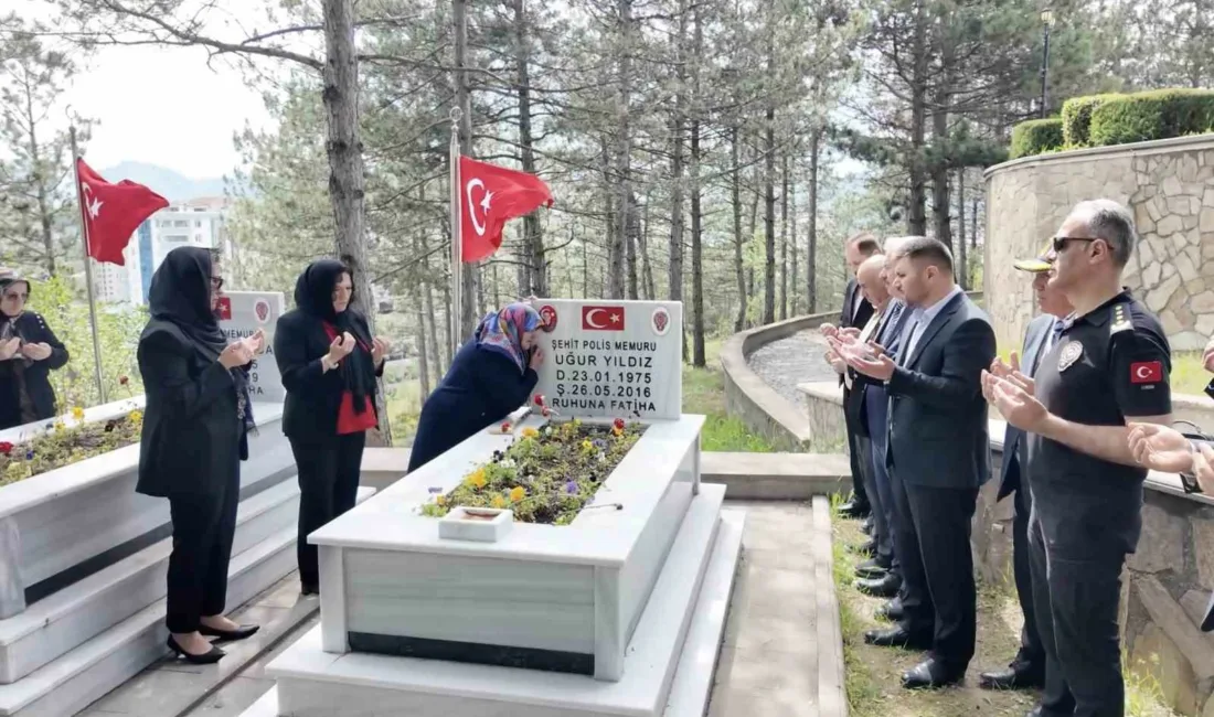 Şehit Polis Memuru Uğur Yıldız, şehadetinin sene-i devriyesinde kabri başında