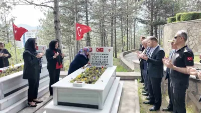 Şehit Polis Memuru Uğur Yıldız, şehadetinin sene-i devriyesinde kabri başında