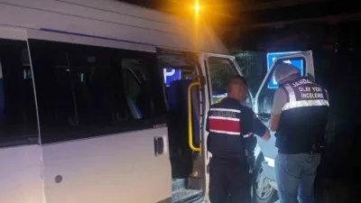 Sakarya’nın Akyazı ilçesinde minibüs içinde silahla vurulan 2 kişi, tedavilerinin