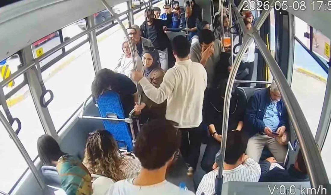 Sakarya’da belediye otobüsünde bir yolcu aniden fenalaştı. Saniyelerle yarışan şoför,
