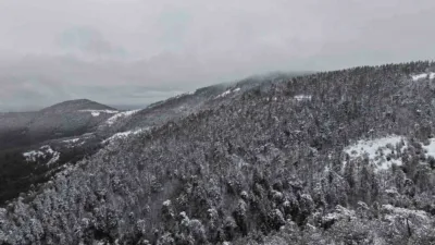 Ankara’nın Kızılcahamam ilçesinde bulunan Soğuksu Milli Parkındaki kar yağışı dron
