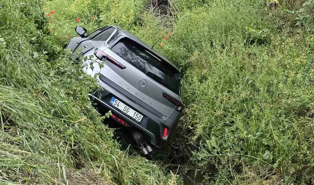 Sakarya’nın Sapanca ilçesinde yoldan çıkarak su kanalına devrilen otomobilde mahsur