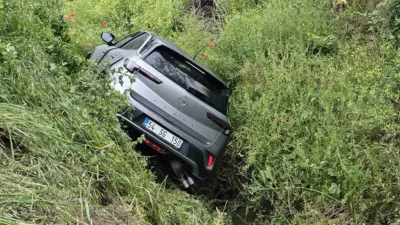 Sakarya’nın Sapanca ilçesinde yoldan çıkarak su kanalına devrilen otomobilde mahsur