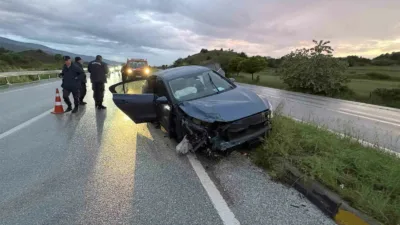 Kastamonu’nun Tosya ilçesinde seyir halindeyken tekerleği kopan otomobilin refüje çarptığı
