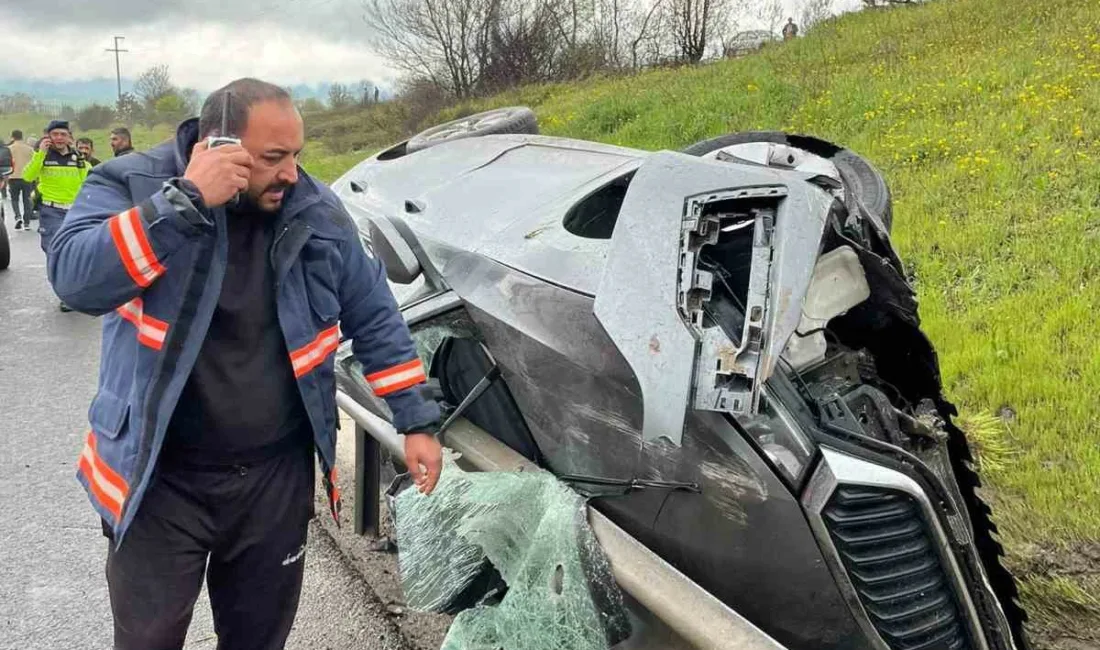 Bolu’nun Dörtdivan ilçesinde TEM Otoyolu’nda kontrolden çıkan otomobilin bariyerlere çarpması