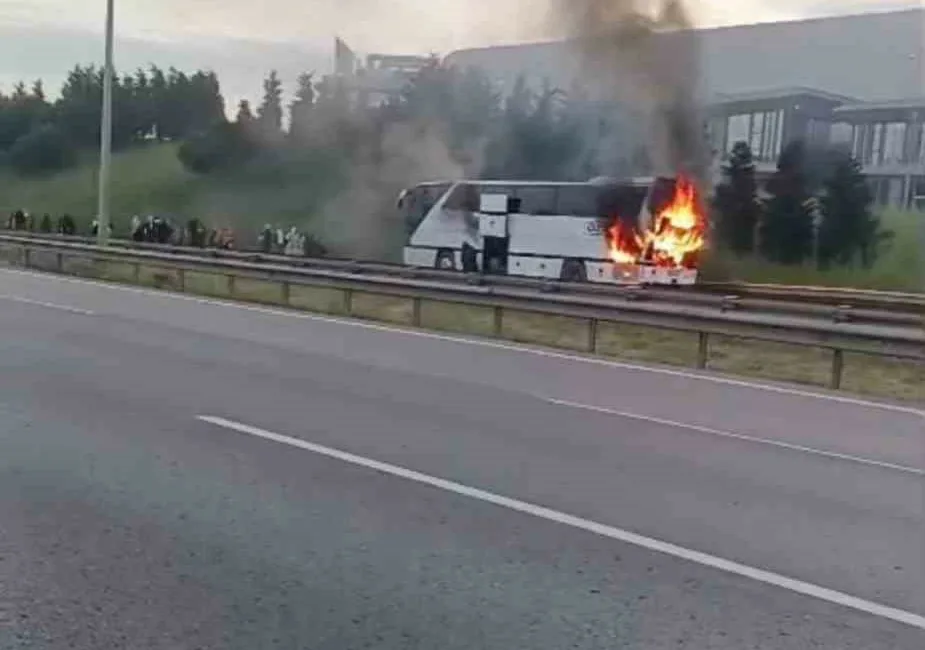 TEM Otoyolu’nun Kocaeli geçişinde seyir halindeki şehirlerarası yolcu otobüsü alevlere