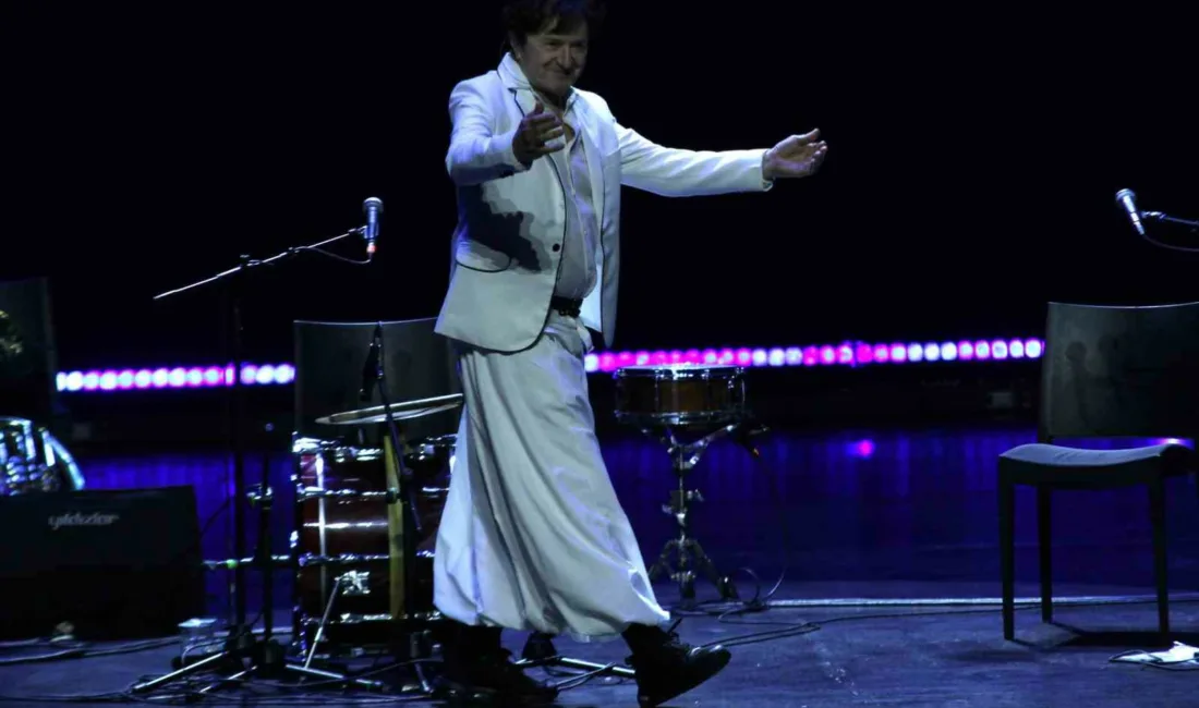 Dünyaca ünlü Bosnalı besteci Goran Bregovic, Ankara’da verdiği konserde hayranlarıyla