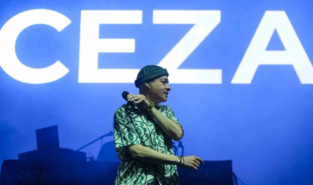 Kocaeli’de konser veren Türk rap müziğinin ünlü ismi Ceza, gençlere