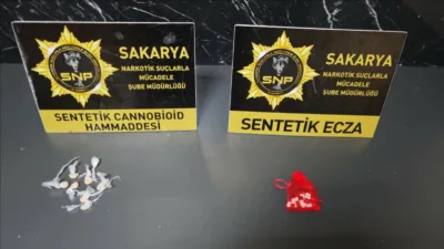 Sakarya’nın Adapazarı ilçesinde polisin düzenlediği operasyonda uyuşturucu ile yakalanan sokak