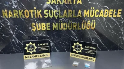 Sakarya’da polis ekiplerince Anadolu Otoyolu gişelerinde gerçekleştirilen narkotik operasyonunda, uyuşturucu