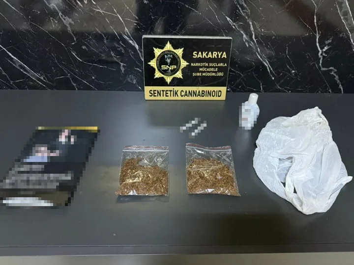 Sakarya’da polis ekiplerince bir ikamete düzenlenen uyuşturucu operasyonunda gözaltına alınan