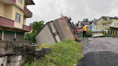 Zonguldak’ın Karadeniz Ereğli ilçesinde virajı alamayan kamyonetin yol kenarına devrildiği
