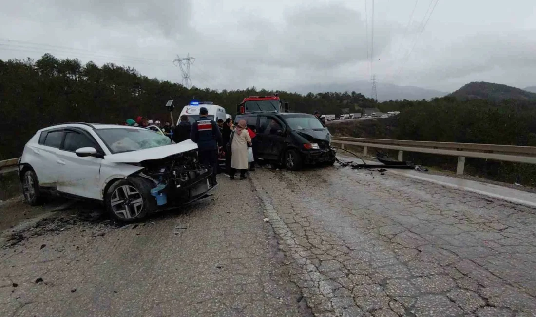 Bolu’da virajı alamayan otomobilin karşı yönden gelen minibüsle kafa kafaya