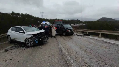 Bolu’da virajı alamayan otomobilin karşı yönden gelen minibüsle kafa kafaya