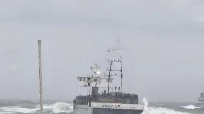 Sakarya’nın Karasu ilçesinde yabancı bandıralı bir gemi sürüklenerek karaya oturdu.