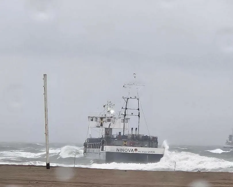 Sakarya’nın Karasu ilçesinde yabancı bandıralı bir gemi sürüklenerek karaya oturdu.