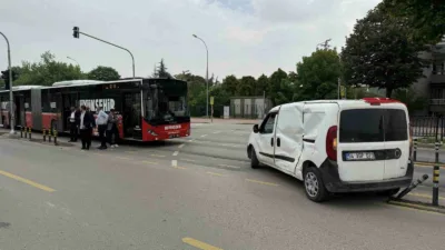 Sakarya’nın Adapazarı ilçesinde yapan hafif ticari araç ile metrobüsün çarpıştığı